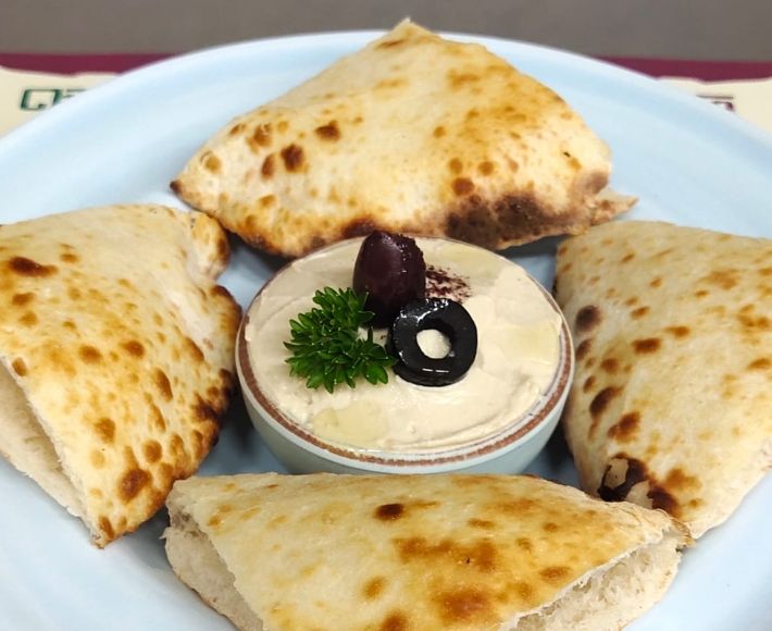 Mediterranean Hummus With Pita Bread